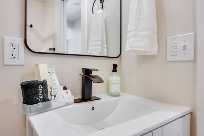 Building Photo - 6404 47th Ave SW