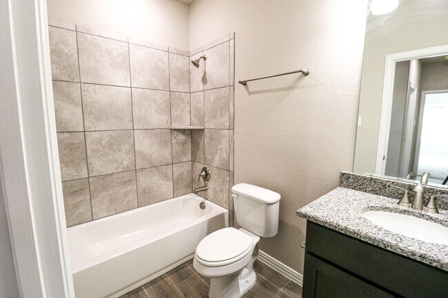 Building Photo - 504 Lakeway Ln