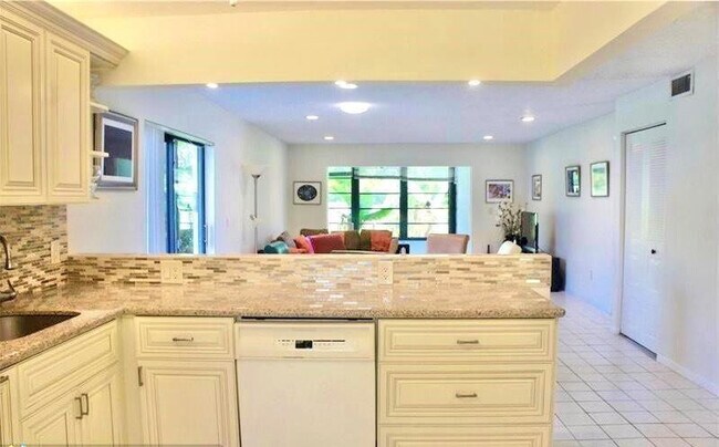 Building Photo - 8535 Casa Del Lago