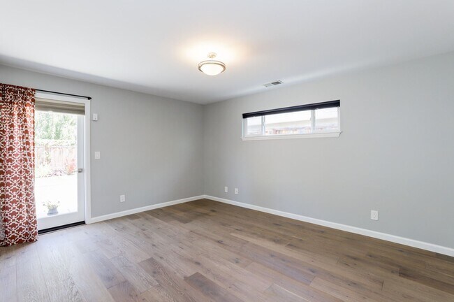 Building Photo - 4 Bed / 2 Bath Updated Redwood City Home w...