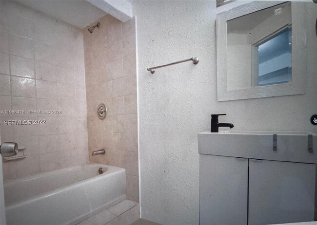 Building Photo - 999 Brickell Bay Dr