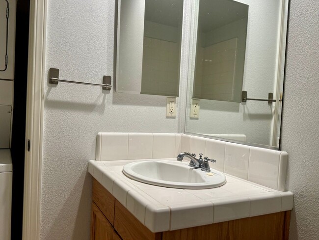 Building Photo - Charming Studio with AC and Secure Mailbox!