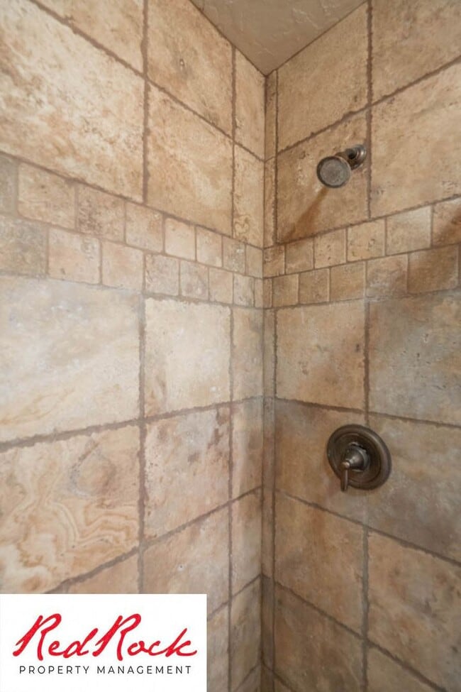 Building Photo - 3 Bedroom Townhome In Southgate Community