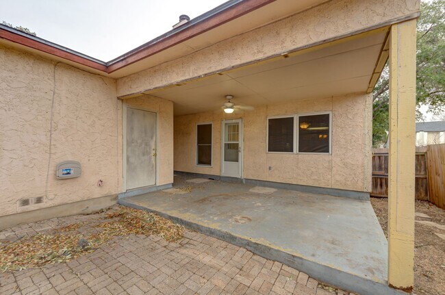 Building Photo - Charming Home with Vaulted Ceilings & Loft Near 281 & Bitters