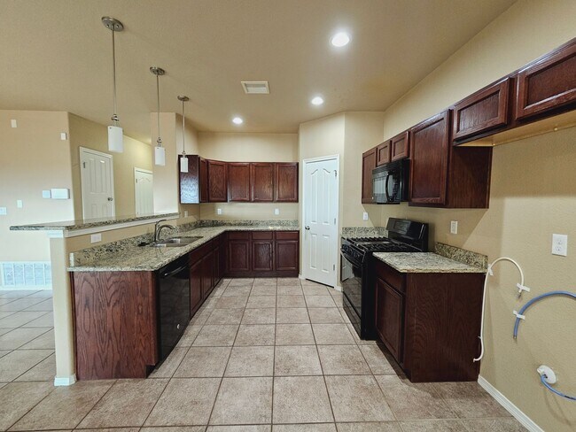 Building Photo - Beautiful 4 bedroom 2.5 bath home in Northeast El Paso!