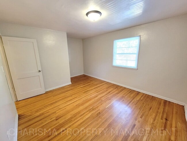 Building Photo - SPACIOUS TWO BEDROOM ONE BATH DUPLEX!! GRE...