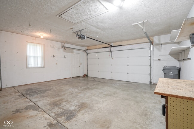 Building Photo - 10924 Lakeshore Dr W