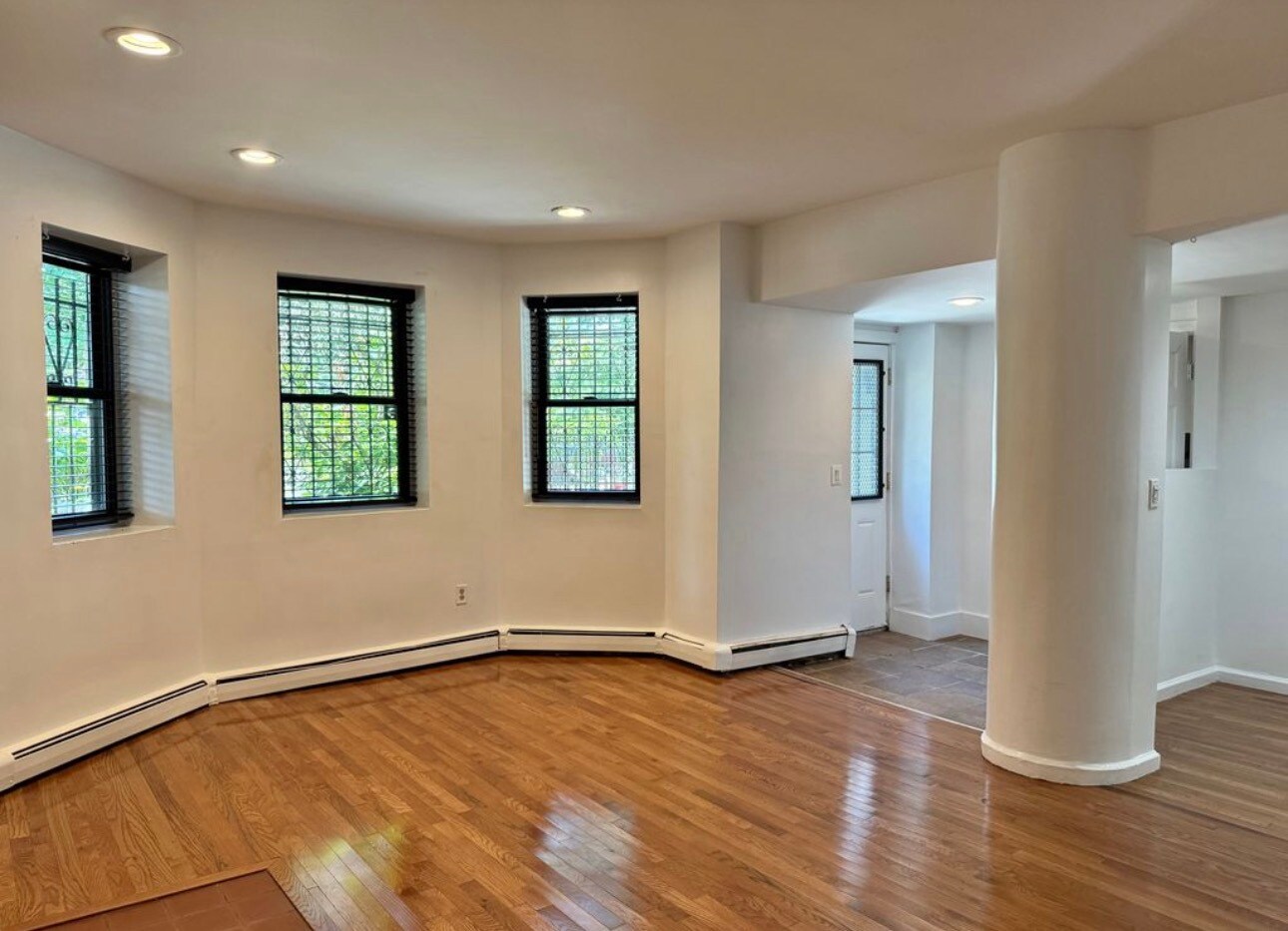 Building Photo - 390 Riverway