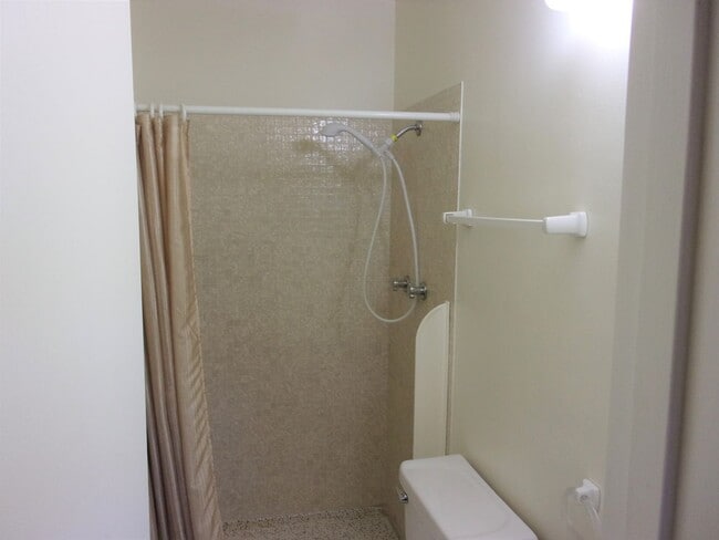 Building Photo - 4bedrm 2 1/2 bath house with yard & garage...