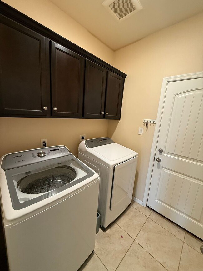 Building Photo - Fully Furnished POOL Home in Araby Crossing