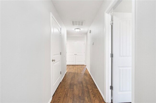 Building Photo - 103 Foxglove St