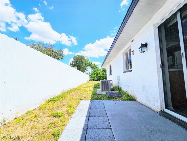 Building Photo - 523 SE 24th Ave