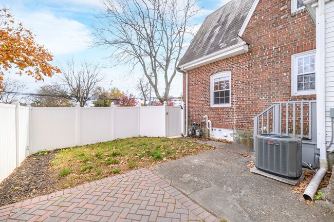 Building Photo - 58 Post Rd