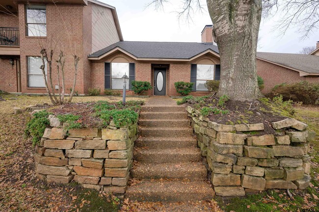 Building Photo - 5819 Hollytree Dr