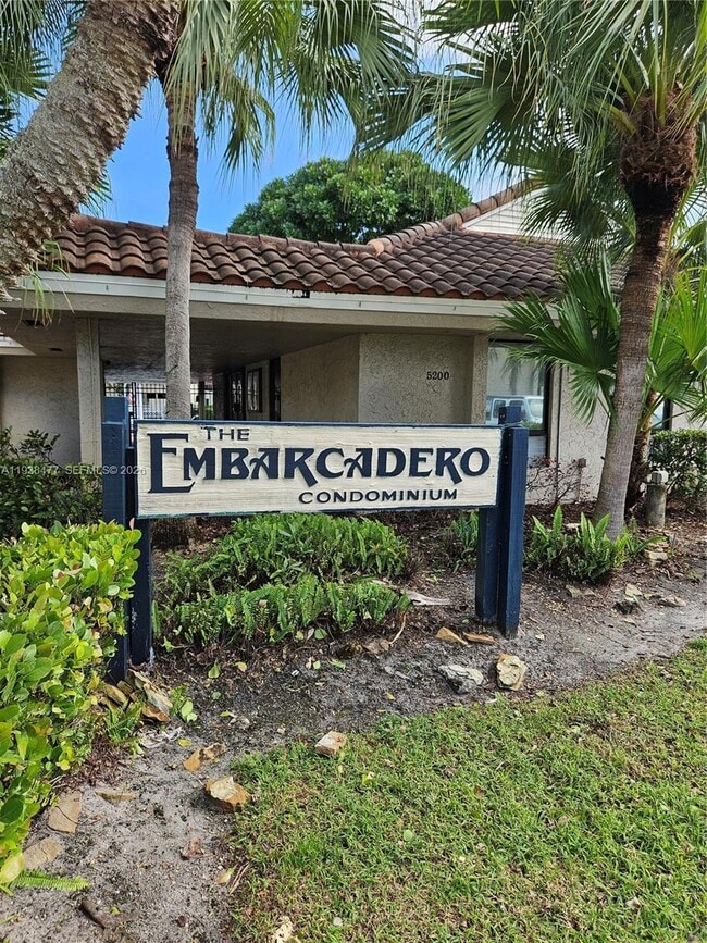 Building Photo - 5320 NE 6th Ave