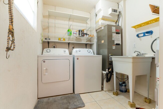 Building Photo - Conveniently located Unfurnished 2-bed, 2-...