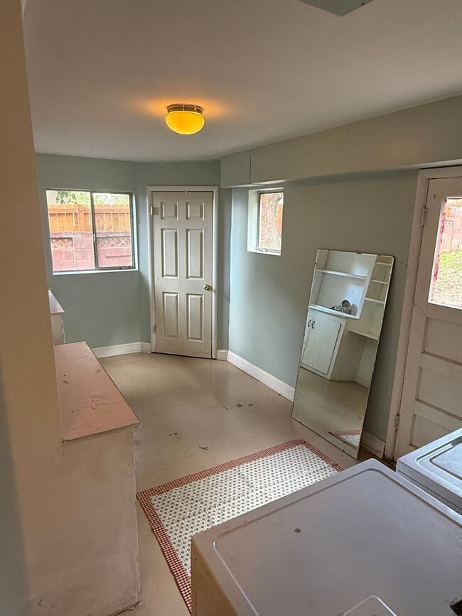 Building Photo - 5 Bedroom Home; Millcreek; 2800 sq ft; Large Fenced Yard