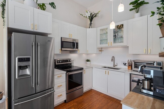 Building Photo - Mercer Island Condo