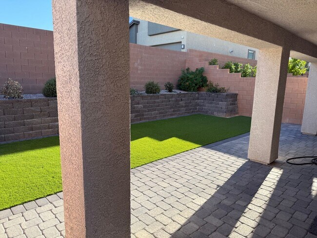 Building Photo - Large Southern Highlands Tri-Level Home. P...
