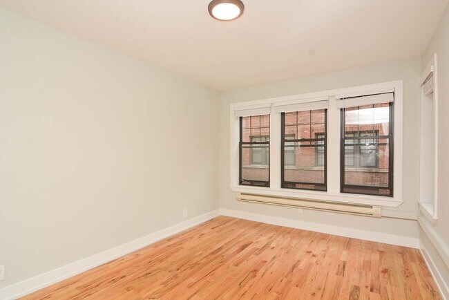 Building Photo - 4420 N Wolcott Ave