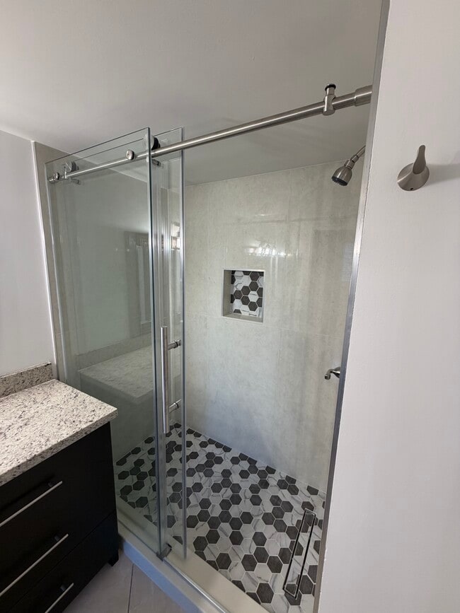 Building Photo - 9711 Fontainebleau Blvd