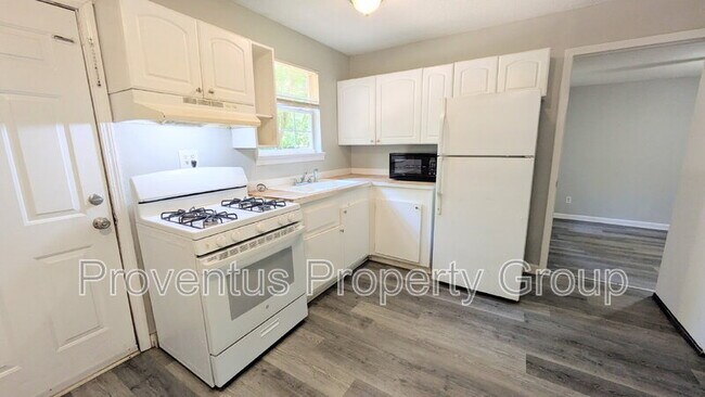 Building Photo - 4527 Versailles Dr