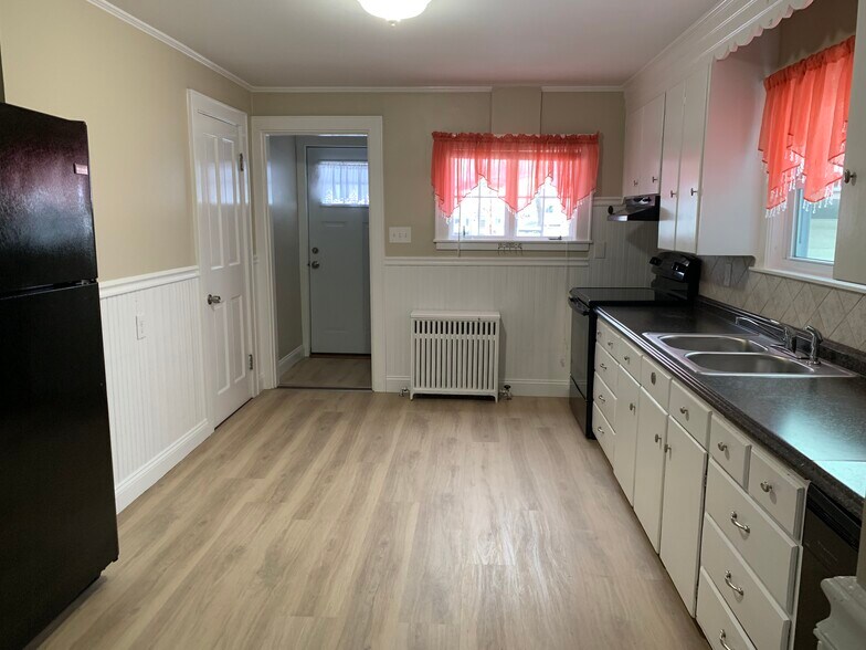 Building Photo - 8 Walnut St