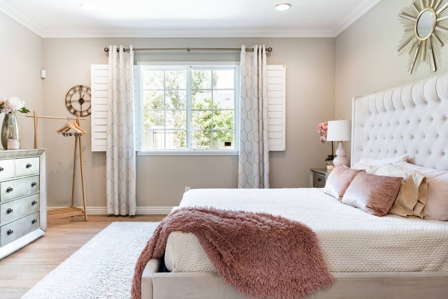 Building Photo - 3706 E Clarendon Ave