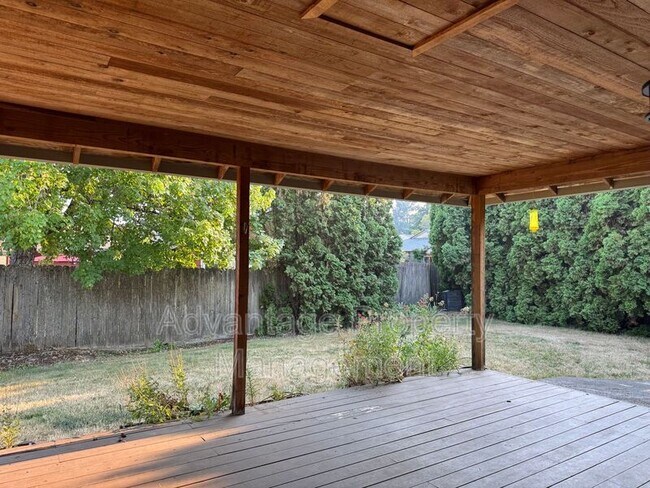Building Photo - 1440 NW Meadowgreen Pl