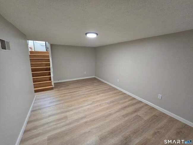 Building Photo - 157 S River Rd