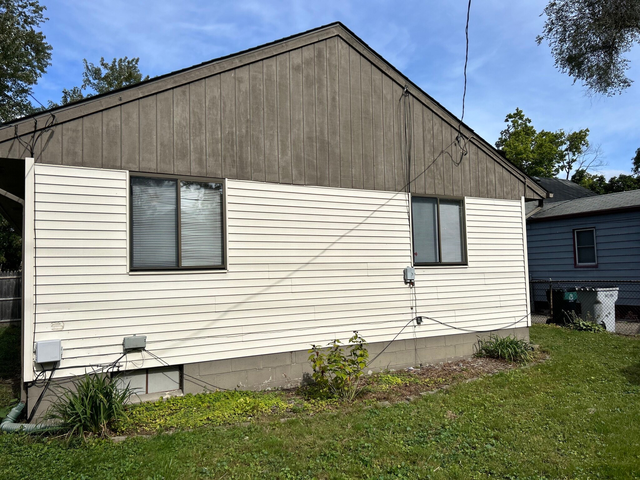 Building Photo - 325 W Woodruff Ave