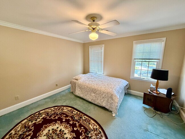 Building Photo - 525 Meadow Brook Dr