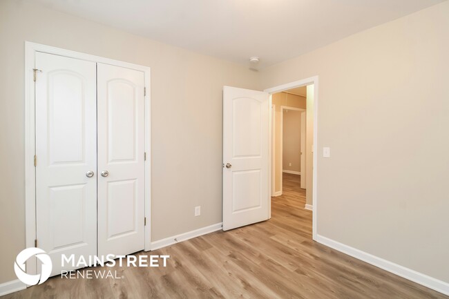 Building Photo - 3923 Springbrook Dr
