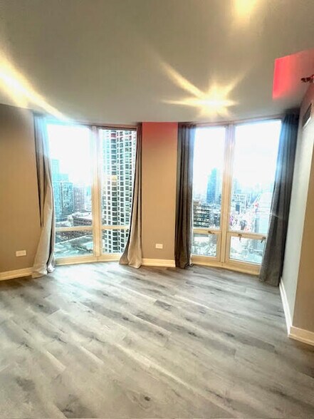 Building Photo - 345 N La Salle Dr