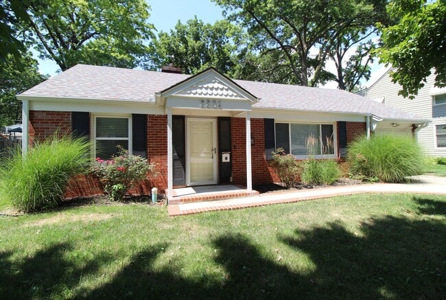 Building Photo - 2206 Somerset Dr