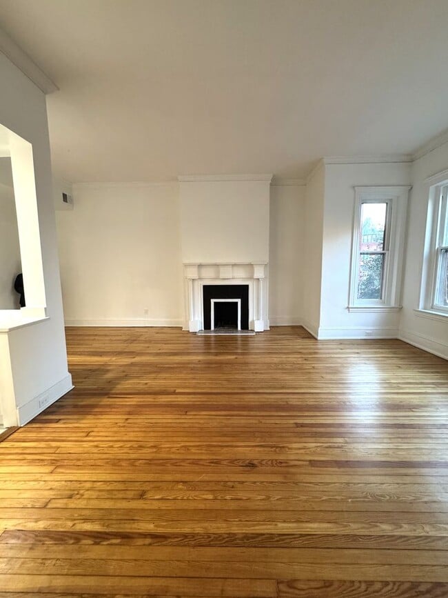 Building Photo - Centrally Located Renovated Large 1BR/1BA in Historic Dupont Circle Row House