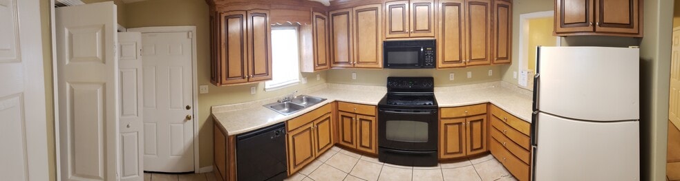 Kitchen - 2717 Pineview Dr