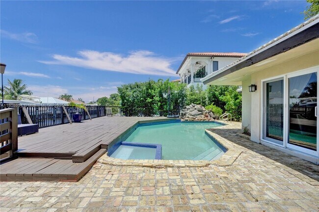 Building Photo - 3100 NE 56th Ct