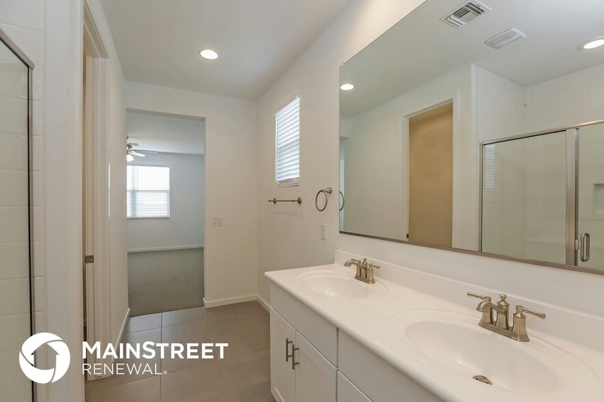 Building Photo - 10916 S 55th Ln