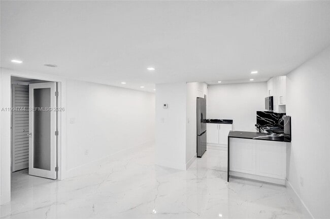 Building Photo - 3625 N Country Club Dr