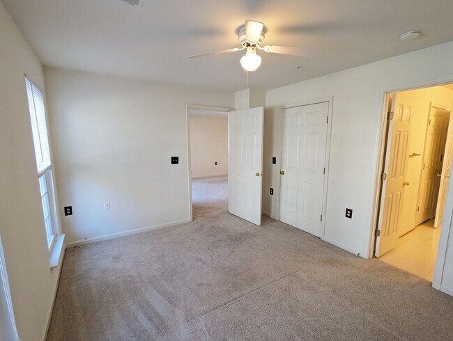 Building Photo - Beautifully maintained ground level condo in Germantown ready by mid April!