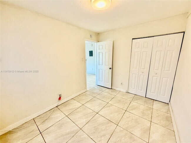 Building Photo - 2571 NW 13th Ct