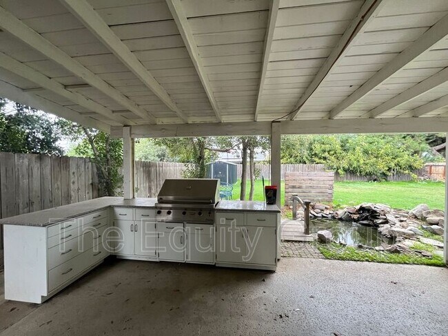 Building Photo - 143 N Simon St