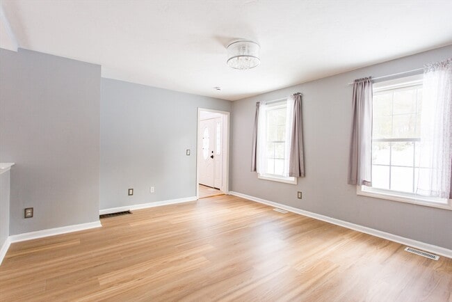 Building Photo - 270 New Braintree Rd