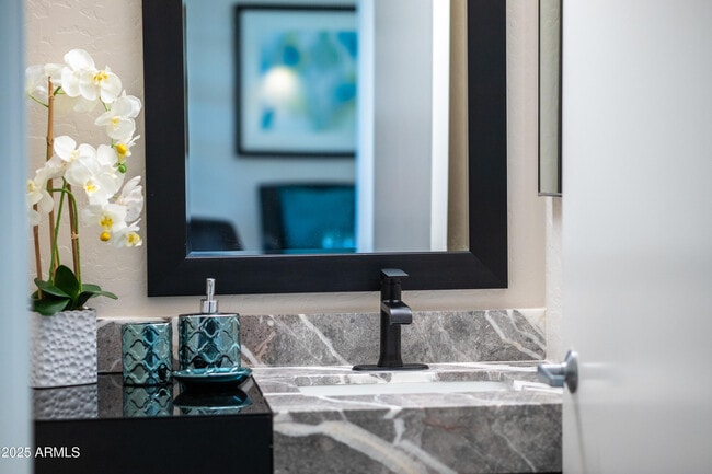 Building Photo - 914 E Osborn Rd