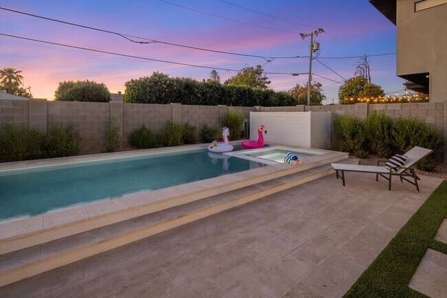 Building Photo - COMING SOON! Fully Furnished 3 Bedroom 3 Bathroom Home in Old Town Scottsdale