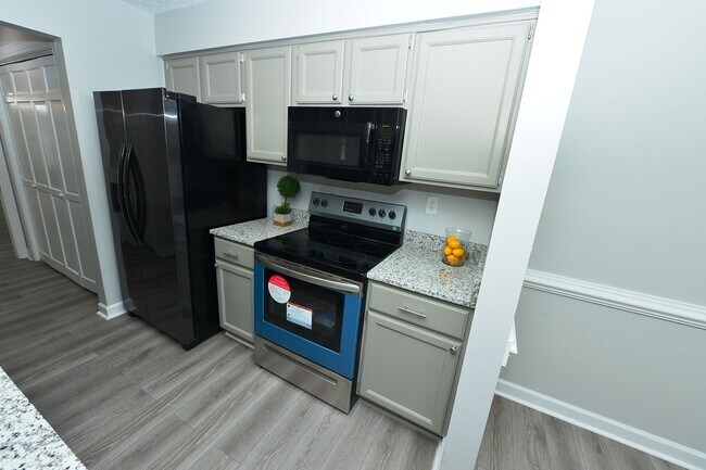 Building Photo - Close to Base, Beach and Downtown!