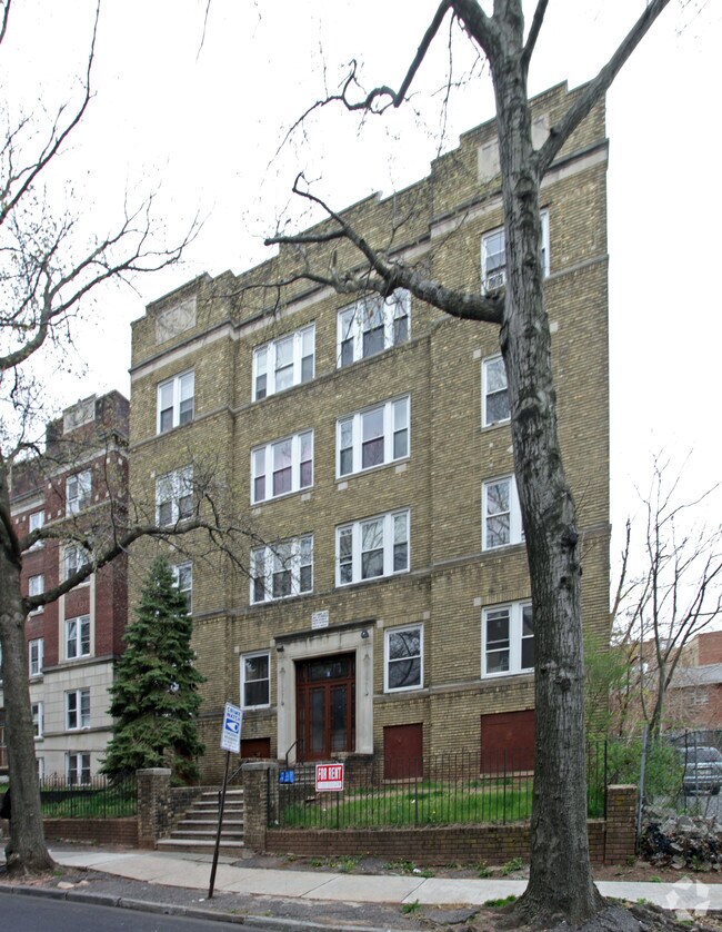 Building Photo - The Oaks