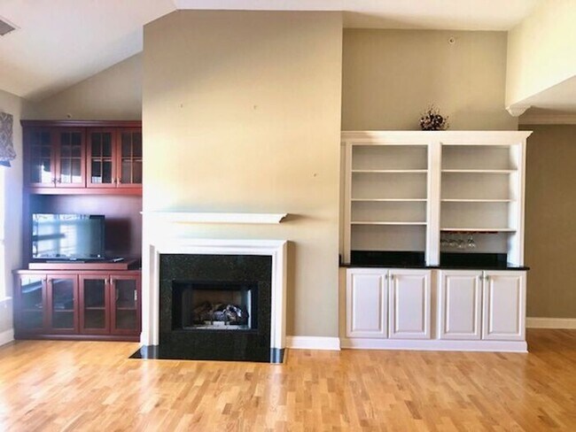 Building Photo - Top Floor Condo in Great Carmel Location!
