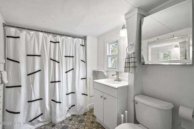 Building Photo - 610 1st Ave